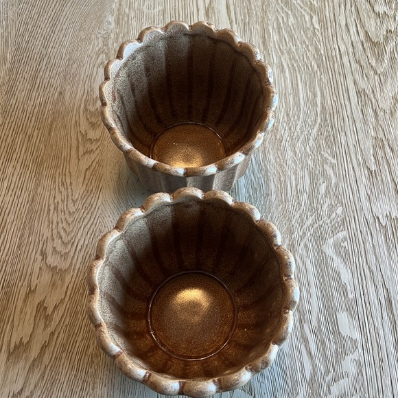 2 6x5” Stoneware flower shaped planter - Picture 2 of 3